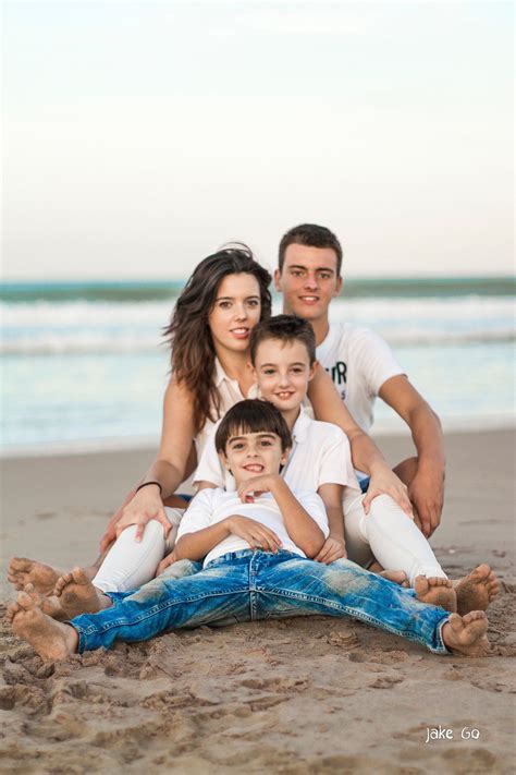 niñas en la playa fotos|playa con hijos.